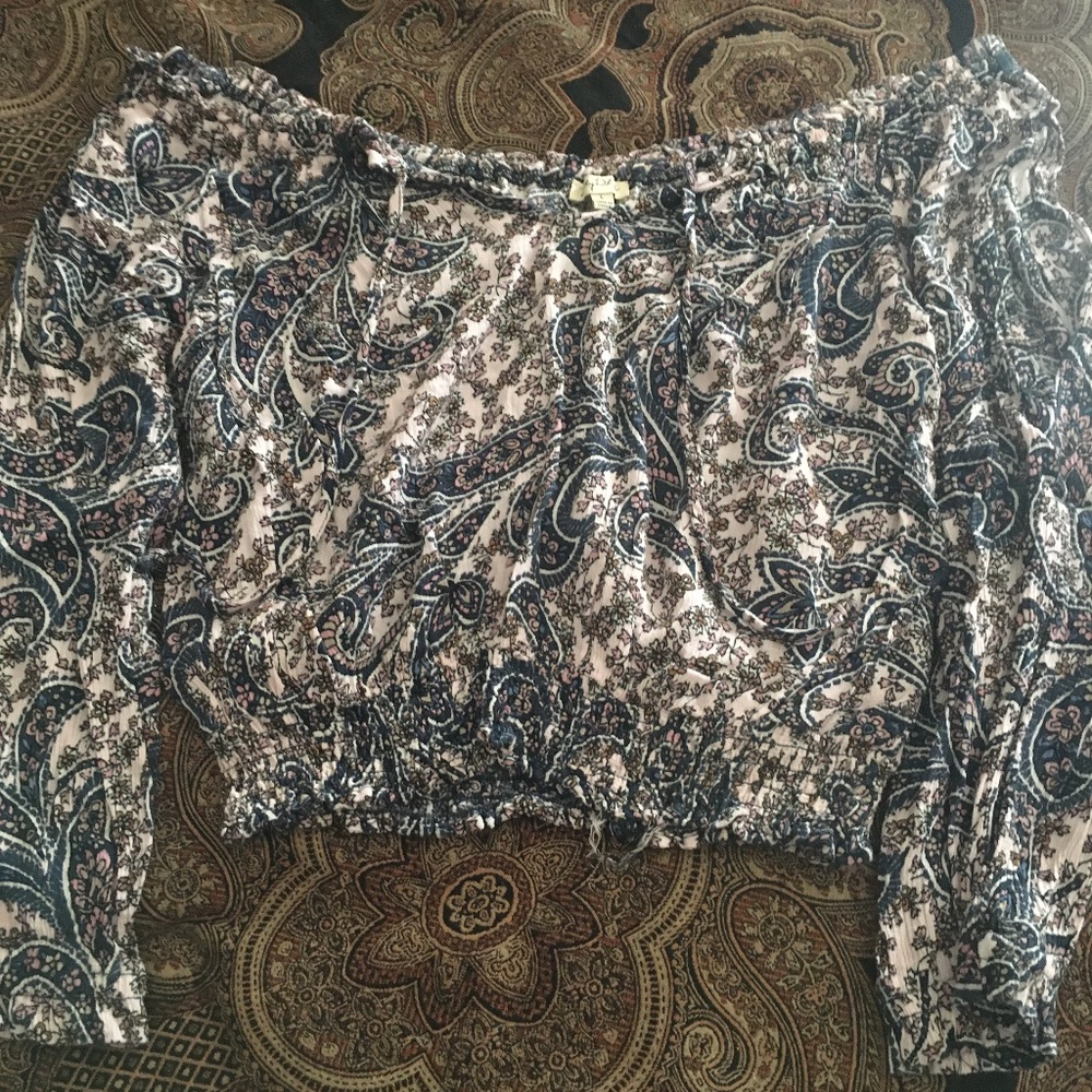 Size L crop off shoulder top